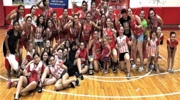 Las chicas de Talleres festejan a pleno el título.