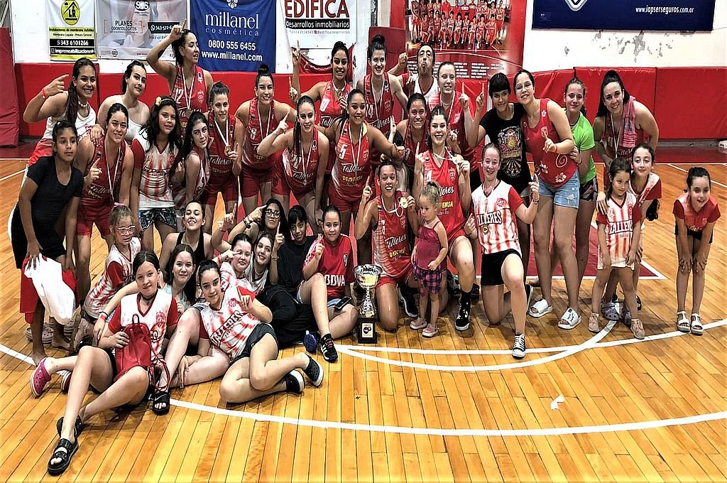 Las chicas de Talleres festejan a pleno el título.