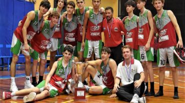 Los entrerrianos con sus merecidas medallas y trofeos por el logro obtenido.