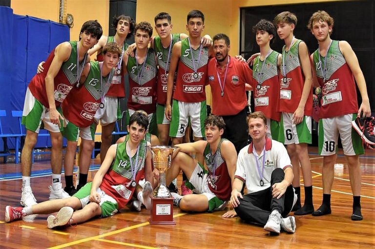 Los entrerrianos con sus merecidas medallas y trofeos por el logro obtenido.