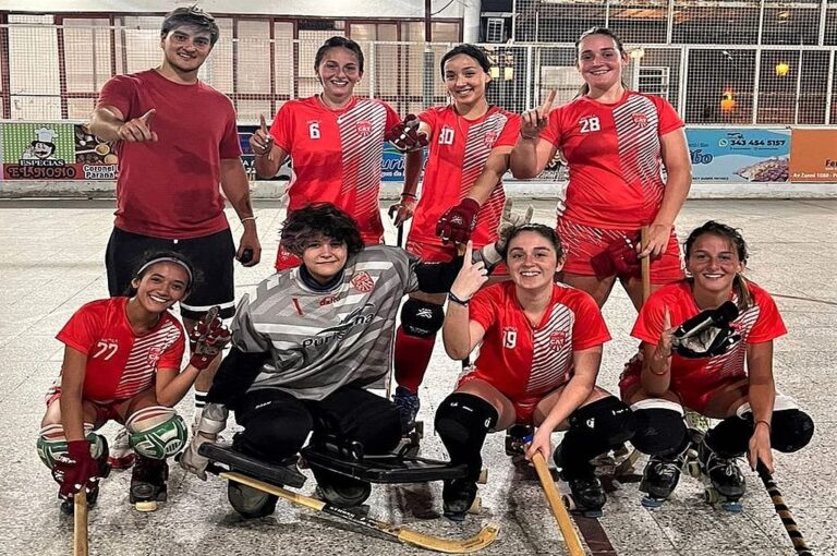 Las chicas de la T festejaron el título.
