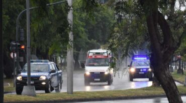 La ambulancia que trasladó al efectivo hasta el hospital Cullen fue escoltada por patrulleros que le fueron abriendo paso hasta el nosocomio. Flavio Raina.