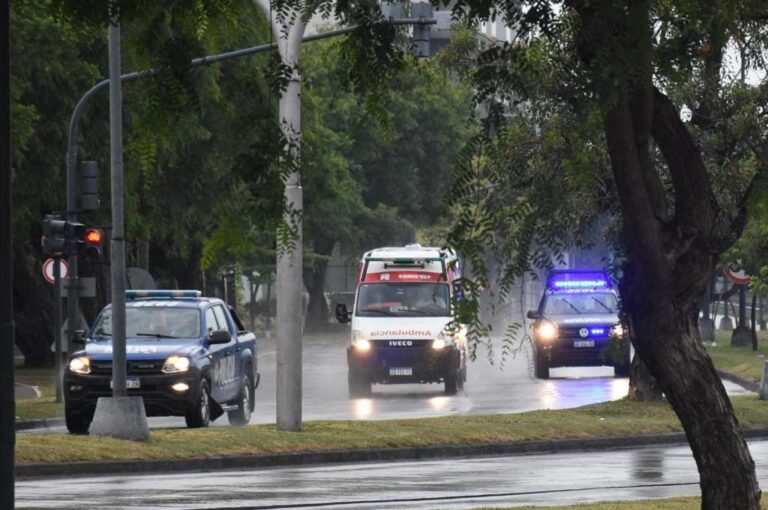 La ambulancia que trasladó al efectivo hasta el hospital Cullen fue escoltada por patrulleros que le fueron abriendo paso hasta el nosocomio. Flavio Raina.