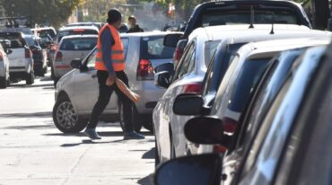 Según un sondeo informal (no oficial) en la ciudad hay "de piso" unos 800 cuidacoches. Ese número podría ser mayor. Archivo/Flavio Raina