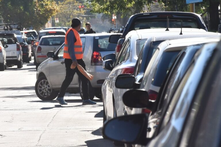 Según un sondeo informal (no oficial) en la ciudad hay "de piso" unos 800 cuidacoches. Ese número podría ser mayor. Archivo/Flavio Raina