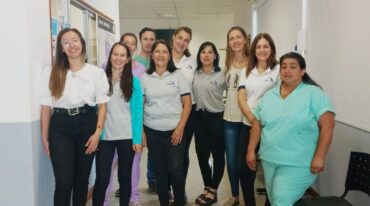 Valeria González junto a parte del personal de salud municipal.