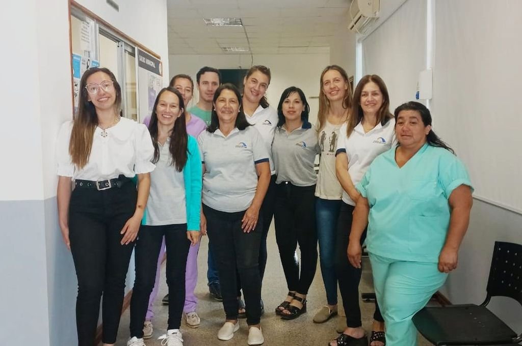 Valeria González junto a parte del personal de salud municipal.