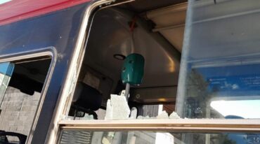 Un botellazo destrozó una de las ventanillas del micro. gentileza