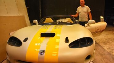 El crespense junto a su Dodge Viper.