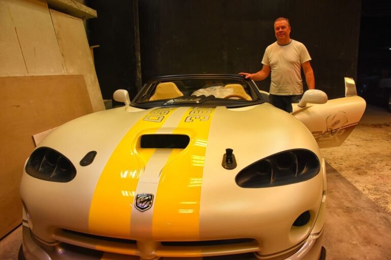 El crespense junto a su Dodge Viper.