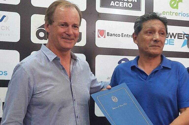 Bordet estuvo en el Grella y llevó aportes económicos.  Juan Manuel López