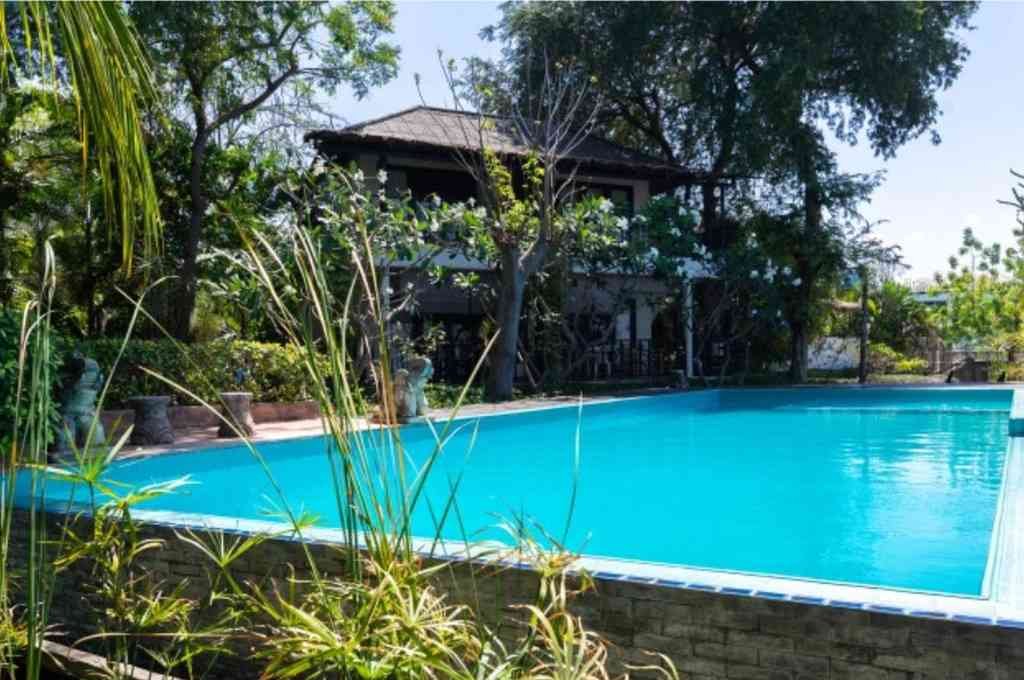 Atardecer y río. Una pareja pescando