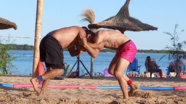 Una gran cantidad de luchadores compitieron en la playa de Concepción del Uruguay.