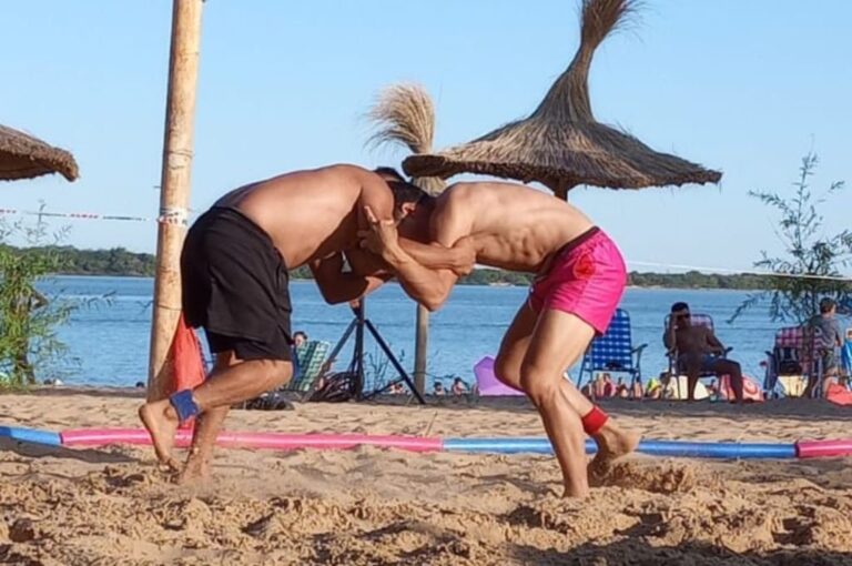 Una gran cantidad de luchadores compitieron en la playa de Concepción del Uruguay.
