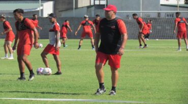 Walter Otta realiza algunos cambios en el posible once titular. Foto: Gabriel Obelar