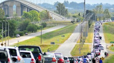 Hay cola de vehículos para pasar por los puentes internacionales. Gentileza Elentrerios.com