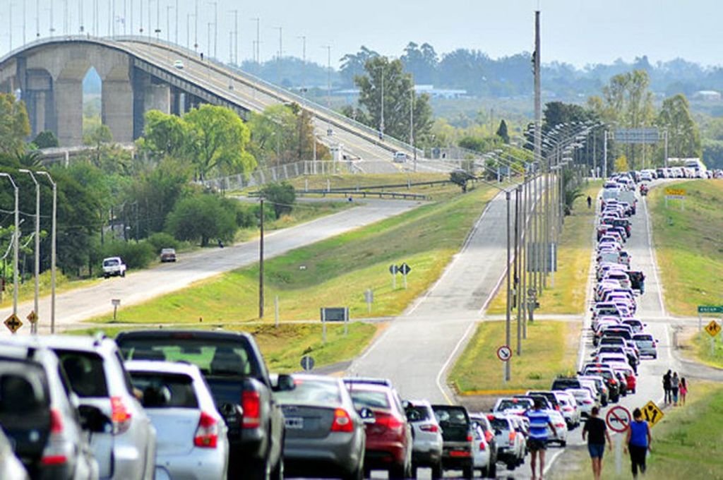 Hay cola de vehículos para pasar por los puentes internacionales. Gentileza Elentrerios.com