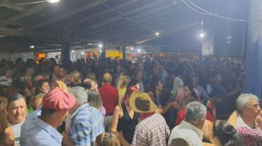 Miles de personas participaron de la bailante en la noche del sábado 7 para recibir el día con fuegos artificiales y bailar durante todo el domingo.
