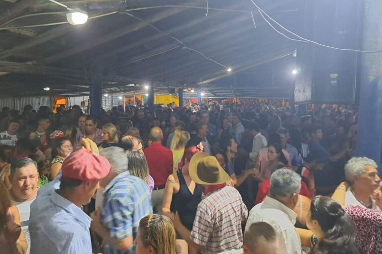 Miles de personas participaron de la bailante en la noche del sábado 7 para recibir el día con fuegos artificiales y bailar durante todo el domingo.