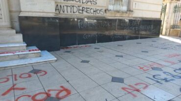 Diversos espacios públicos de la ciudad se solidarizaron con los funcionarios agraviados. Gentileza.