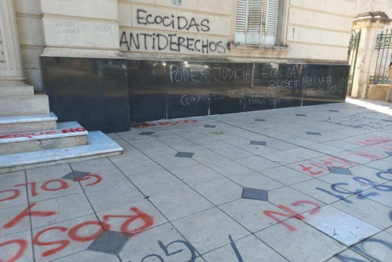 Diversos espacios públicos de la ciudad se solidarizaron con los funcionarios agraviados. Gentileza.