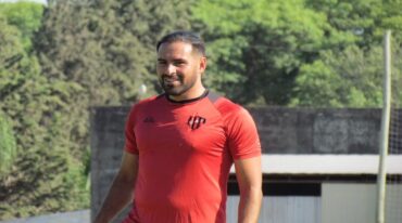Enzo Díaz quiere romper redes con la camiseta Santa. Foto: Gabriel Obelar