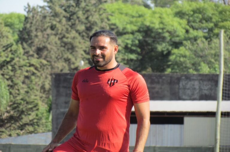 Enzo Díaz quiere romper redes con la camiseta Santa. Foto: Gabriel Obelar