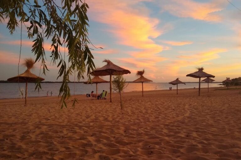 Banco Pelay ofrece un balneario atractivo por su playa y el horizonte desde el cual se vislumbra el vecino país oriental.  Aldana Badano