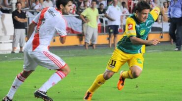 Jonathan López con la camiseta de Defensa y Justicia enfrentando a River Plate por la B Nacional.