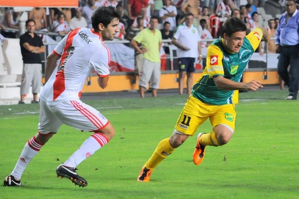 Jonathan López con la camiseta de Defensa y Justicia enfrentando a River Plate por la B Nacional.