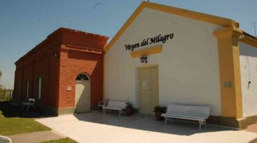 La Capilla fue construida por la familia de la señora Anunciada Pirola en respuesta a una promesa realizada ya que