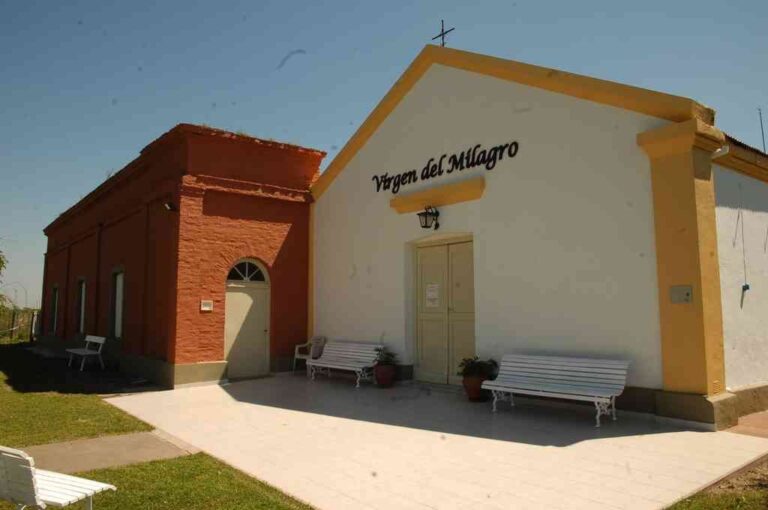 La Capilla fue construida por la familia de la señora Anunciada Pirola en respuesta a una promesa realizada ya que