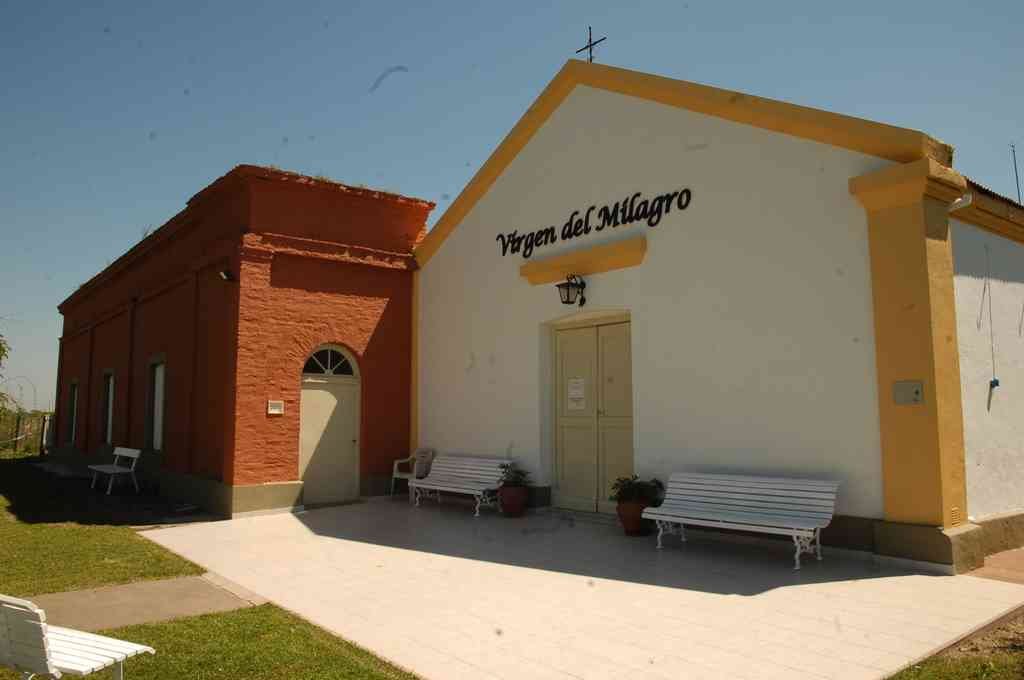 La Capilla fue construida por la familia de la señora Anunciada Pirola en respuesta a una promesa realizada ya que