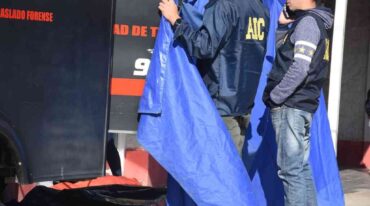 Personal del gabinete criminalístico llegó al lugar tras realizar el relevamiento del primer crimen. En este caso