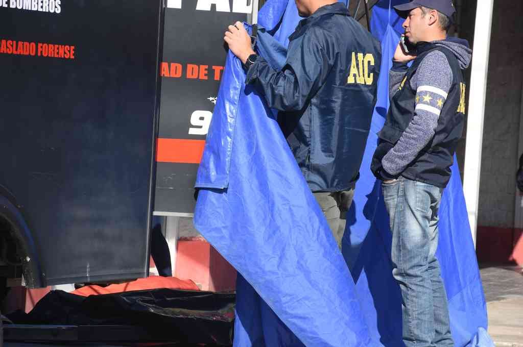 Personal del gabinete criminalístico llegó al lugar tras realizar el relevamiento del primer crimen. En este caso