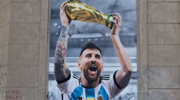 El mural de Messi fue inaugurado en una esquina del macrocentro de esa localidad. Gentileza.