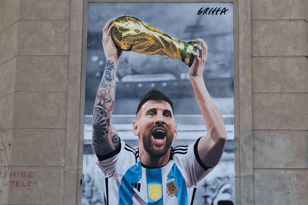 El mural de Messi fue inaugurado en una esquina del macrocentro de esa localidad. Gentileza.