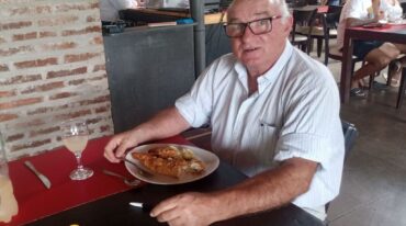 Cacho Carranza prueba una milanesa de surubí de su restaurante.