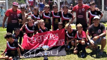 La categoría 2011 luce orgullosa su bandera y su trofeo.