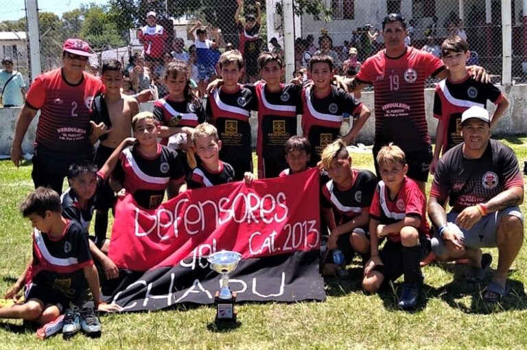 La categoría 2011 luce orgullosa su bandera y su trofeo.