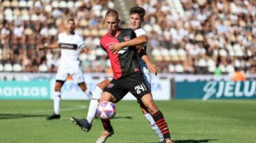 Genaro Rossi defiende la pelota. Gentileza: prensa Newell's Old Boys.