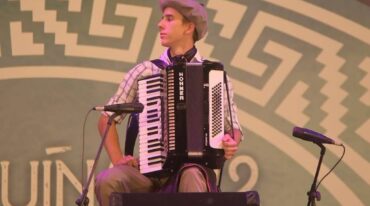 Facu en el escenario Atahualpa Yupanqui de Cosquín.