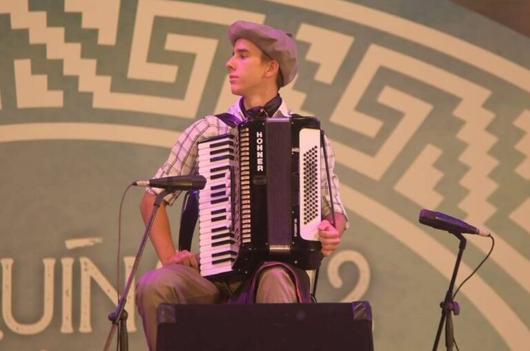 Facu en el escenario Atahualpa Yupanqui de Cosquín.