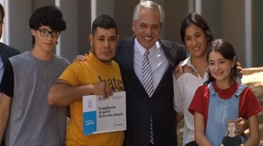 La familia Velázquez recibió de manos del Presidente las llaves de su vivienda.