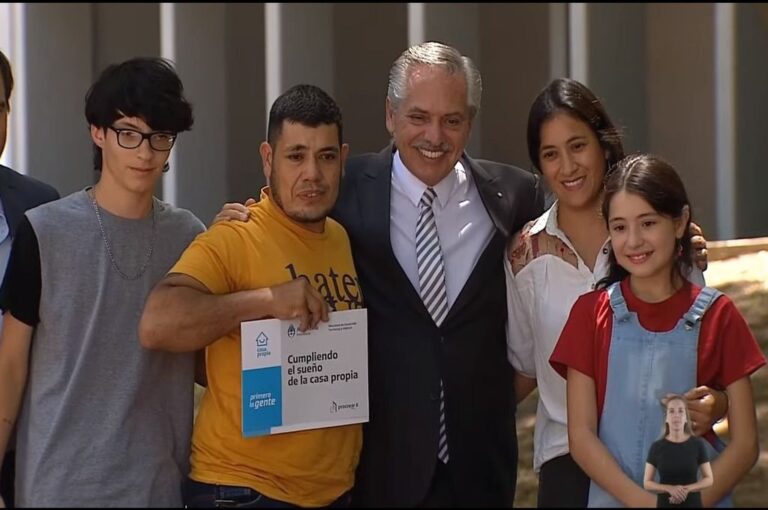 La familia Velázquez recibió de manos del Presidente las llaves de su vivienda.