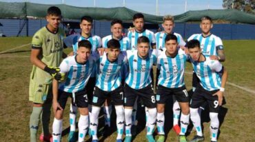 Ronchi (primero desde la derecha en la fila de abajo) jugaba en quinta división en 2022. Gentileza: prensa Racing de Avellaneda.