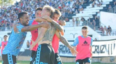 Lautaro Osuna anotó el empate de Defensores Unidos sobre el final del partido y festejó abrazado a sus compañeros.