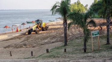 Maquinarias y personal municipal de La Paz intervinieron en la adecuación del terreno para disponer de tres canchas en el balneario La Curtiembre. FOTOS: Municipalidad de La Paz