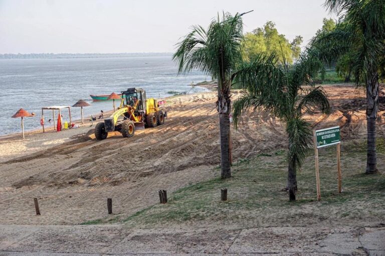 Maquinarias y personal municipal de La Paz intervinieron en la adecuación del terreno para disponer de tres canchas en el balneario La Curtiembre. FOTOS: Municipalidad de La Paz