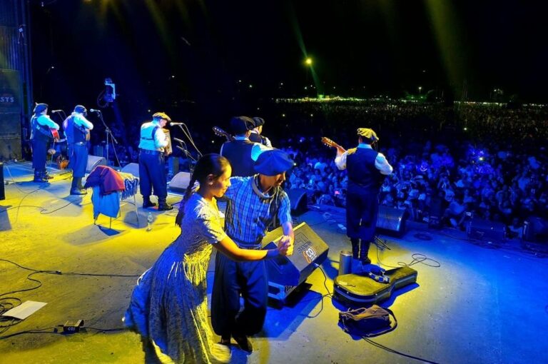 El escenario "Raúl Benítez Ríos" plagado de artistas entrerrianos